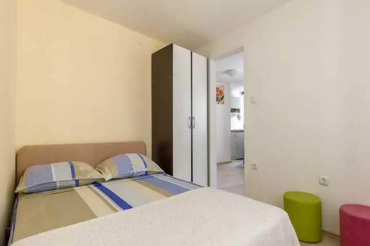Room 4 of 18