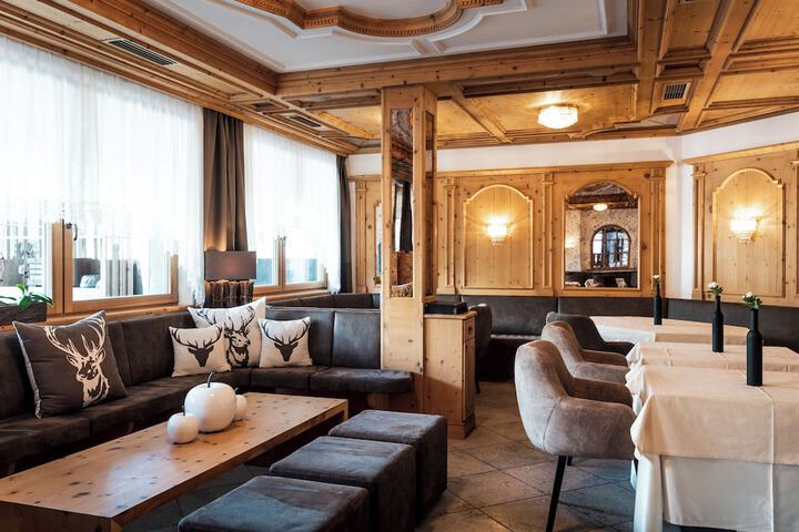 Lounge 62 of 73