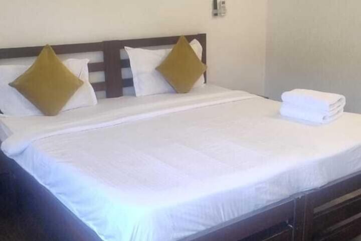 Room 12 of 28