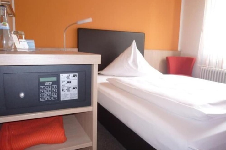 Room 9 of 48