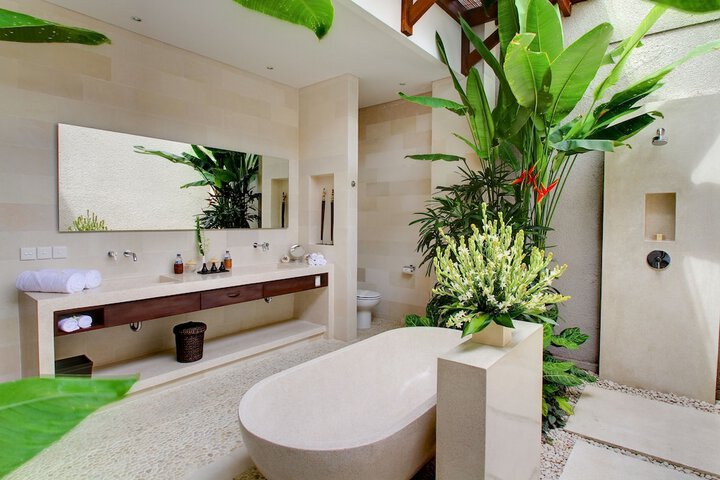 Deep soaking bathtub