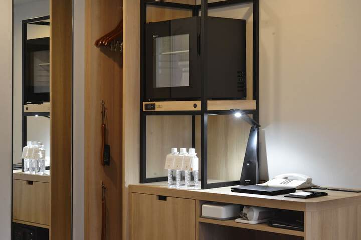 Room 8 of 83