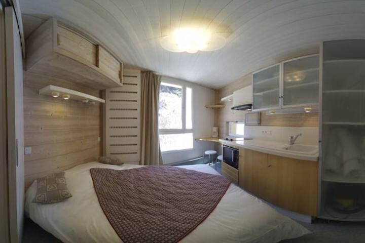 Room 28 of 60