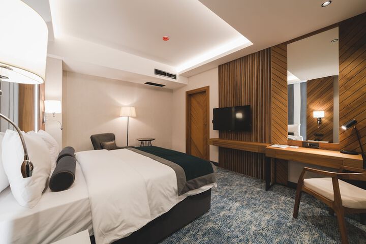 Room 28 of 93
