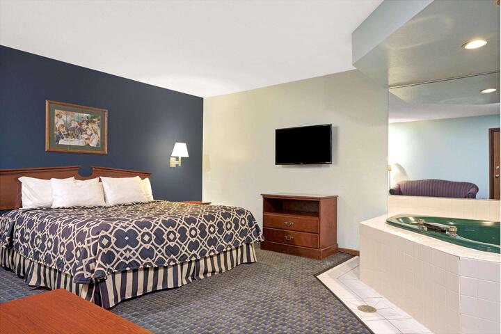 1 King Bed (5 of 7)