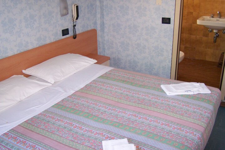 Room 2 of 28