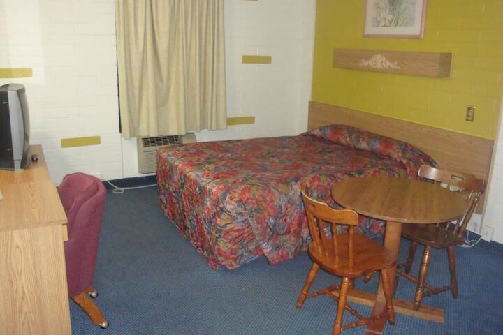 Room 6 of 28
