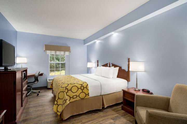 1 King Bed (8 of 9)