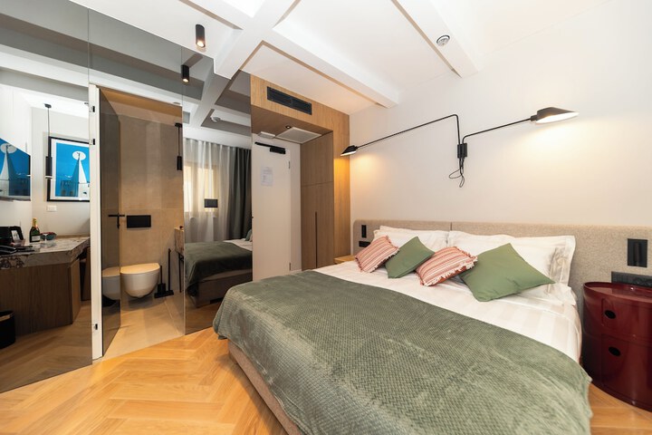 Room 4 of 37