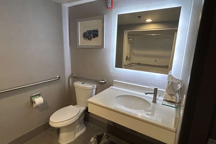 1 King Bed Microwave and Refrigerator WiFi Full Breakfast (13 of 14)