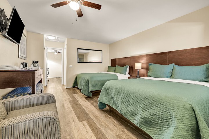 1 Queen Bed (6 of 18)