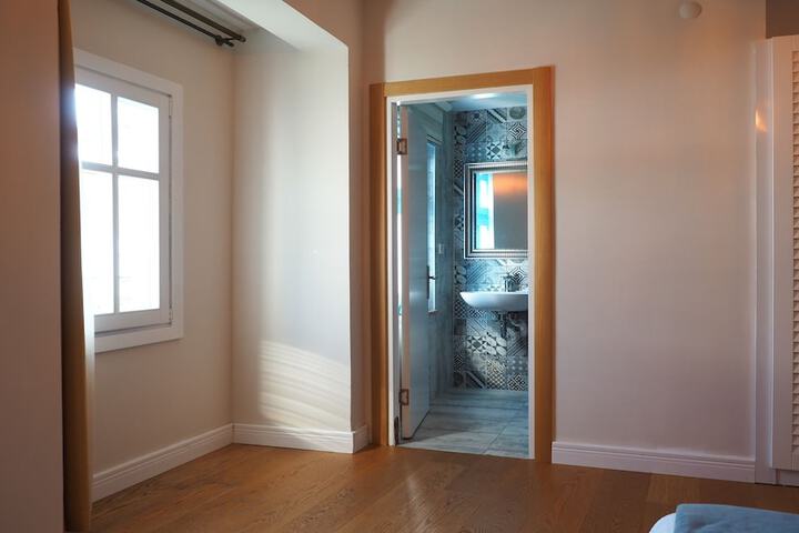 Room 10 of 20