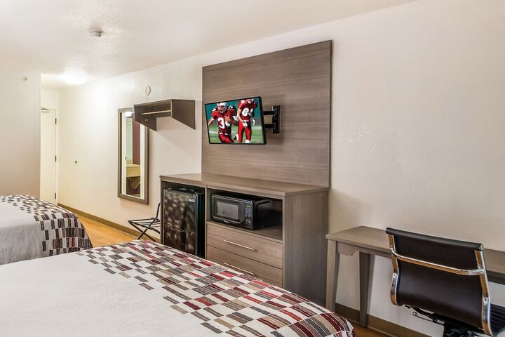 1 Queen Bed (3 of 14)