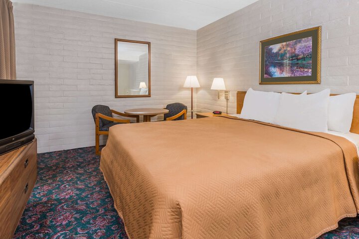 1 King Bed (3 of 5)