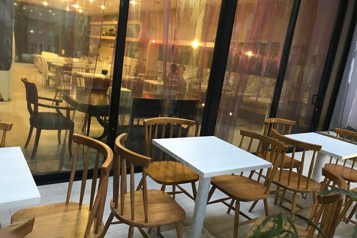 Dining 8 of 17