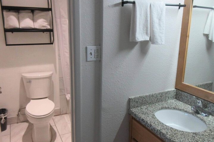 Room 6 of 65