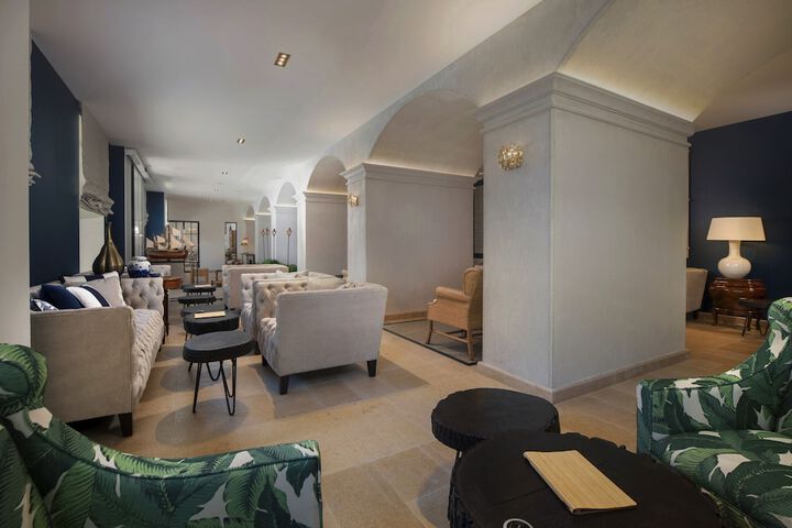 Entrance & Lobby