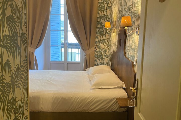 Room 32 of 107