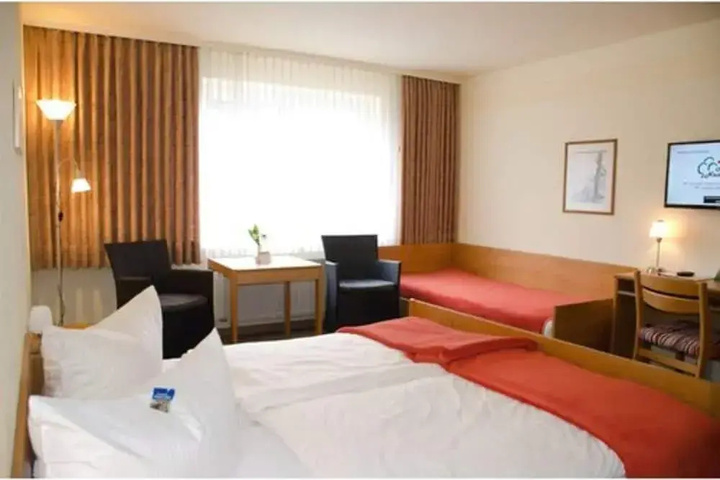 Room 3 of 32