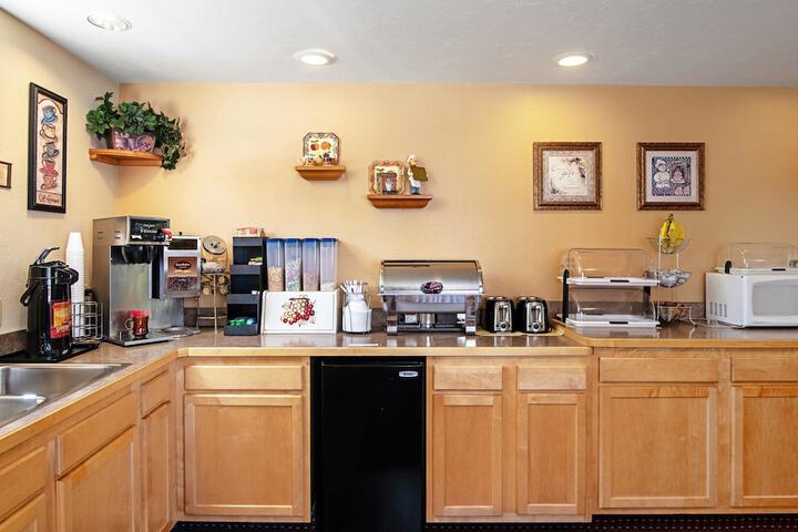 Breakfast/Coffee Service 24 of 30