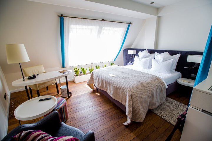 Room 8 of 48