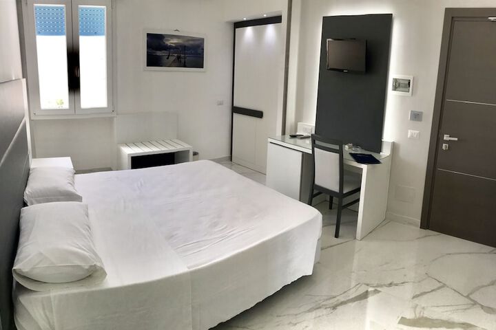 Room 13 of 25