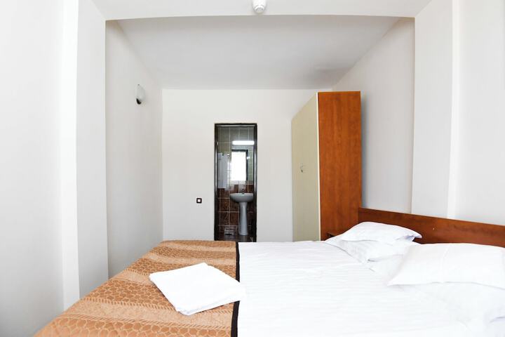 Room 10 of 28