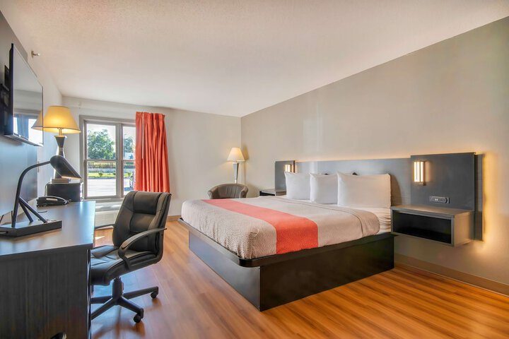 1 King Bed (3 of 15)