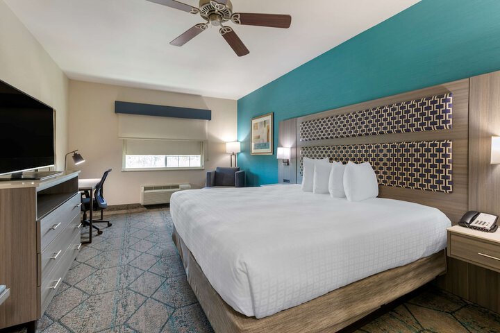 1 King Bed High Speed Internet Accessible Microwave and Refrigerator Flat Screen Television Desk Full Breakfast (4 of 12)