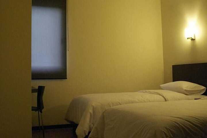 Room 4 of 4