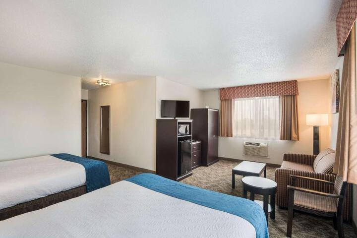 2 Queen Beds Microwave and Refrigerator 32 Inch LCD Television High Speed Internet Full Breakfast (3 of 18)