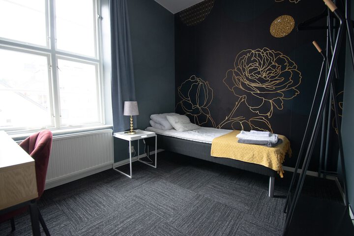 Room 4 of 18