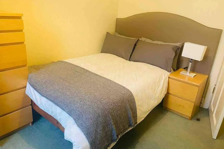 Room 5 of 12