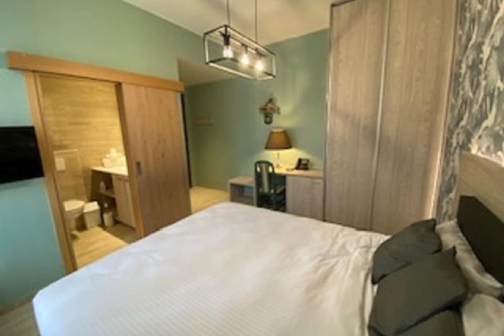 Room 10 of 37