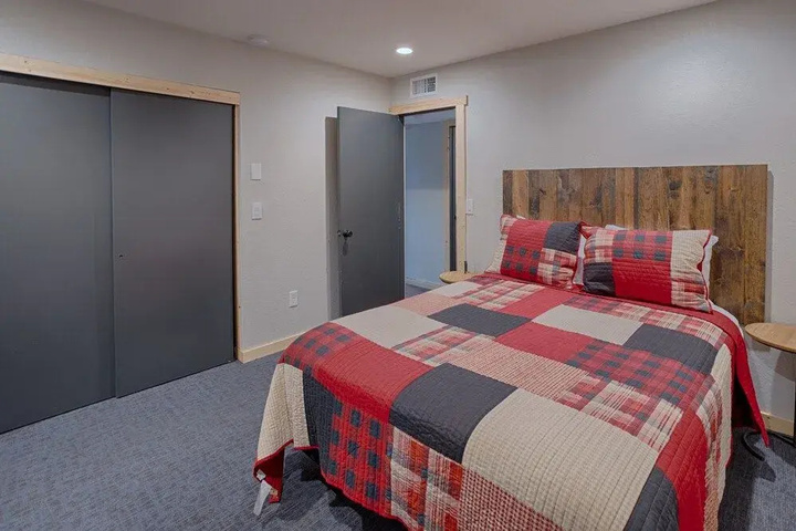 Room 4 of 17