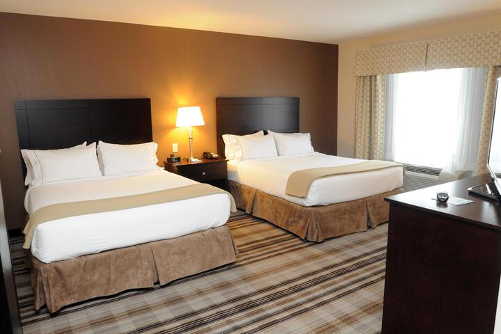 2 Queen Beds (5 of 8)