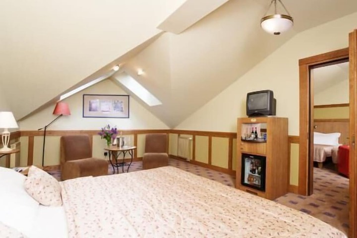 Room 8 of 33