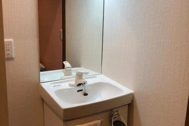 Room 8 of 13
