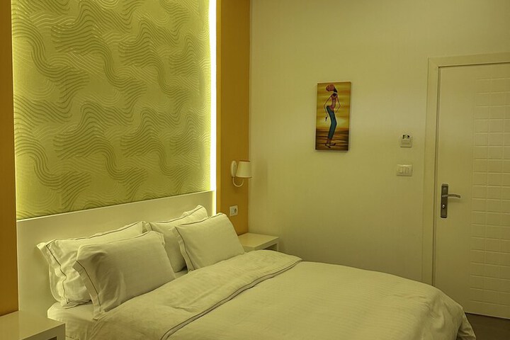 Room 13 of 32