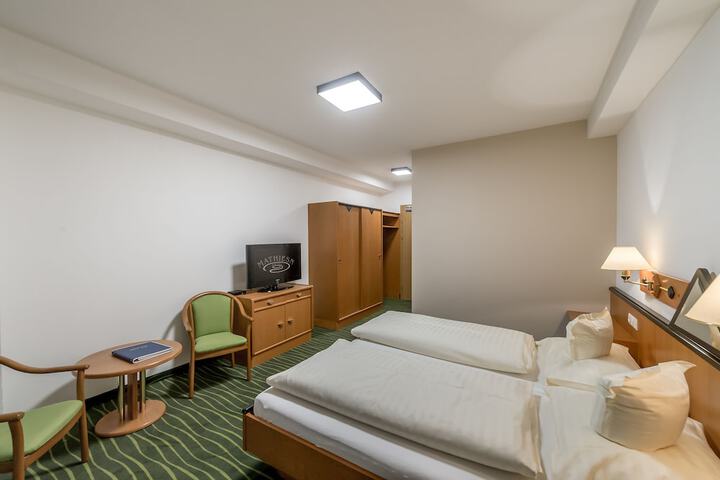 Room 13 of 38