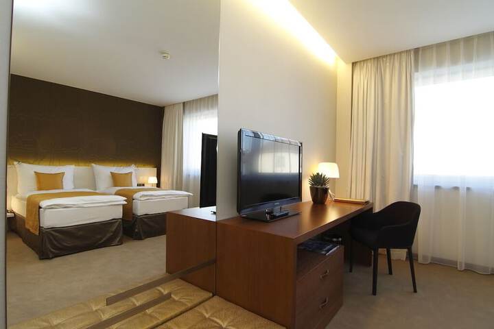 Room 6 of 48