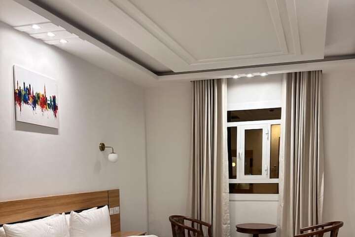 Room 6 of 16