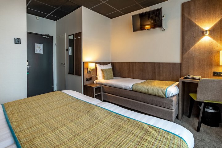 Room 33 of 74