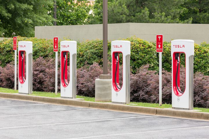 Electric vehicle charging station