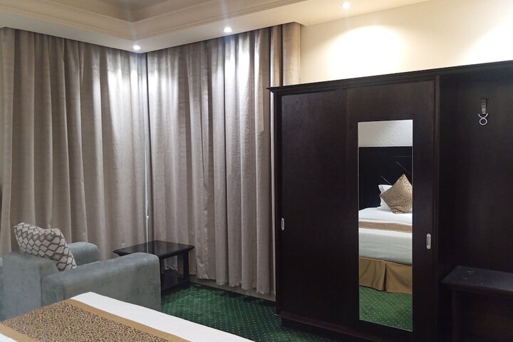 Room 11 of 25