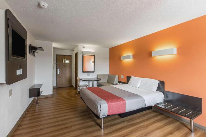 1 Queen Bed (5 of 7)