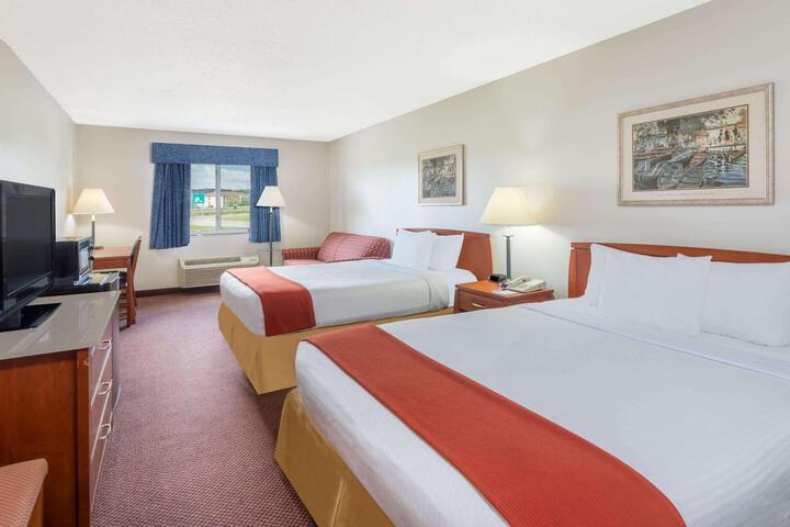 2 Queen Beds (6 of 13)