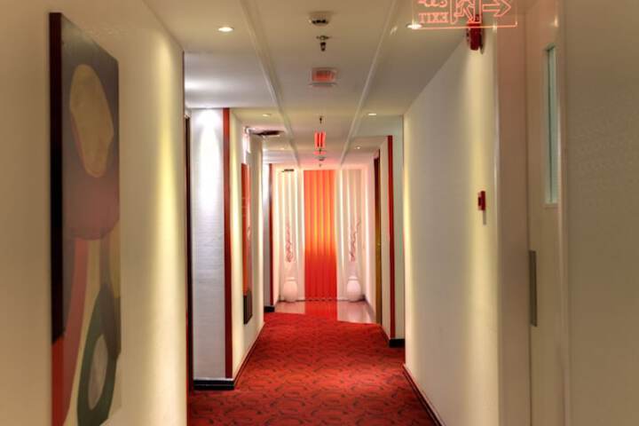 Ballroom/Hall 35 of 36
