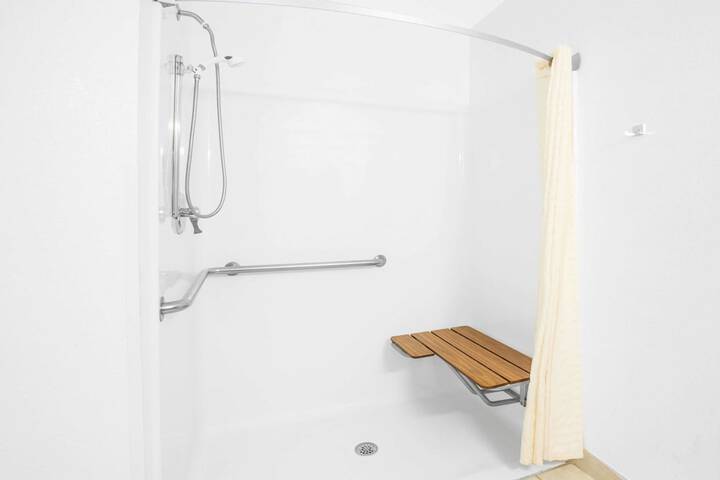 Queen Bed Accessible (2 of 4)
