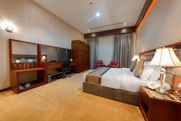 Room 4 of 18
